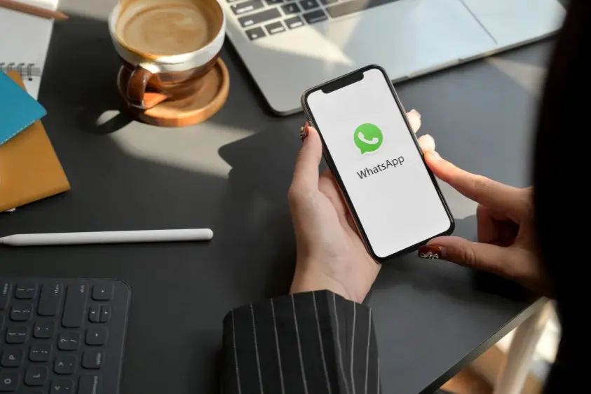 Ilustración de un chatbot de Whatsapp conversando con un cliente